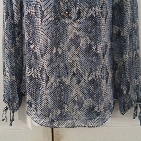 White House Black Market blue white snakeskin print blouse Sz 0 XS NWOT - Picture 2 of 6